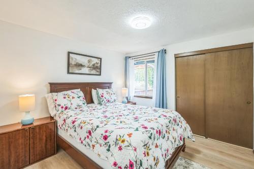 a bedroom with a bed and a window at Portland Charming Home in Portland