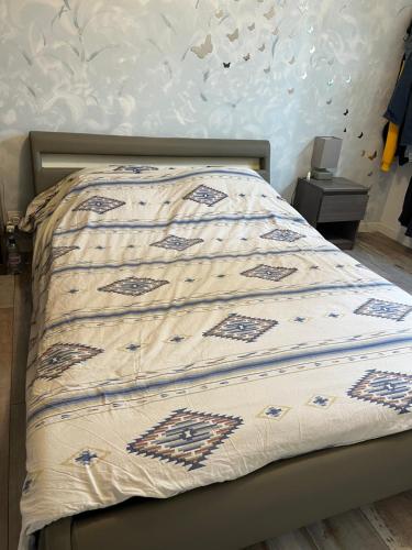 un lit avec une couette dessus dans une chambre dans l'établissement Entre mer et montagne, à Garéoult