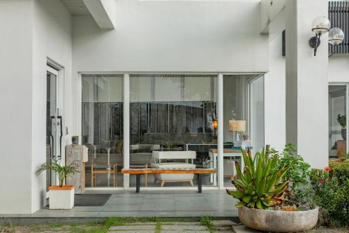 a white house with a patio with a table at 白水木民宿 in Eluan