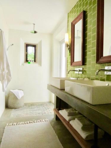a bathroom with a sink and a mirror at Samaragiri in Talpe