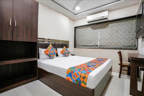 Postel nebo postele na pokoji v ubytování FabHotel Kamran Residency - Nr LBS Marg
