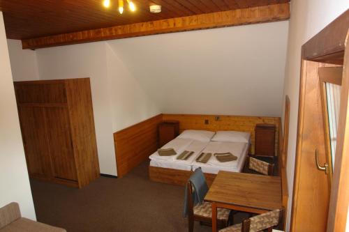 Kiosek U Staré Lanovky في جانسك لازني: غرفة صغيرة بها سرير وطاولة