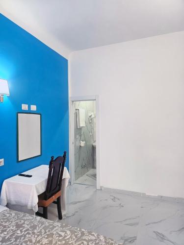 ein blaues Zimmer mit einem Bett und einem Spiegel in der Unterkunft Relax ON 247 in Rom