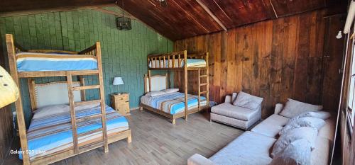 Camera con 3 letti a castello e un divano. di Finca huaquechula a Cedro