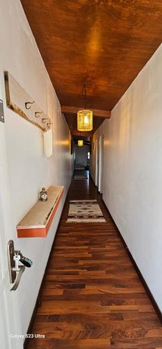 corridoio con lungo corridoio, pavimenti in legno e soffitto di Finca huaquechula a Cedro