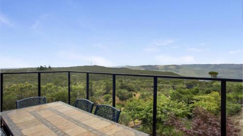 desde el balcón de una casa con mesa y sillas en Donlen Cottage Wentworth Falls 180 Degree Views, en Wentworth Falls