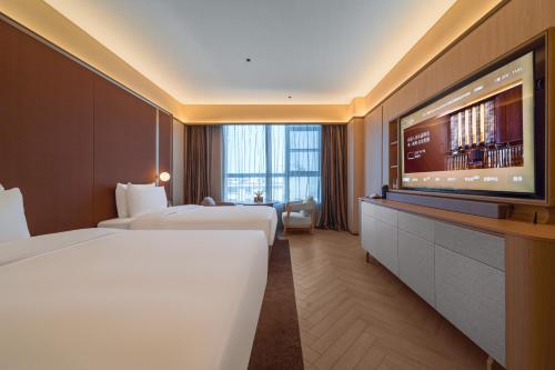 Postel nebo postele na pokoji v ubytování Yangjiang Jiangcheng Jinshang Road Orange Crystal Hotel