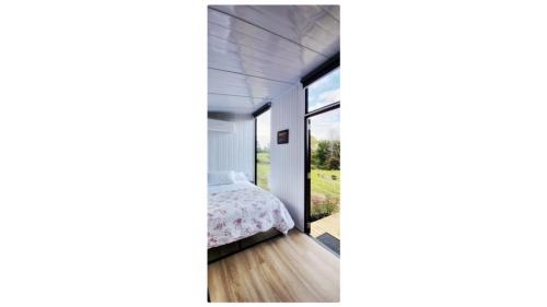 Postel nebo postele na pokoji v ubytování White Jacaranda Tiny House by Tiny Away