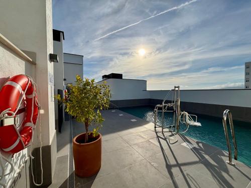 een balkon met een zwembad bovenop een gebouw bij TARIFA MOON The best place to be in Tarifa