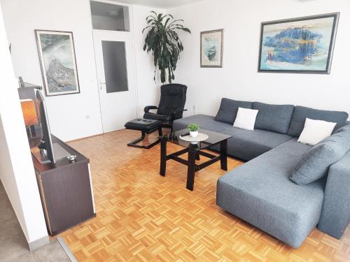 Lara's Apartment - Spacious Island View Free Parking