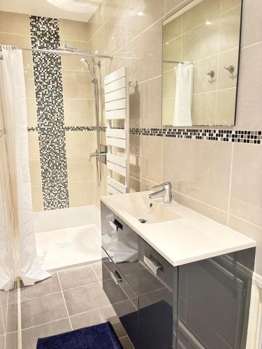 une salle de bain avec un lavabo et une douche dans l'établissement Splendid T6 Panoramic sea view Free Parking, à Cagnes-sur-Mer