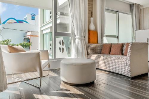 a living room with a couch and a table and chairs at 白水木民宿 in Eluan