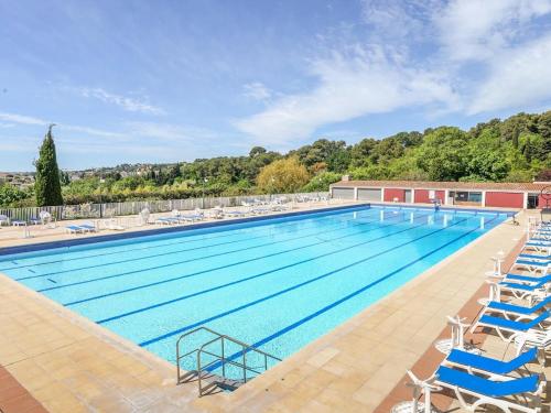 une grande piscine avec chaises longues et sidx sidx sidx dans l'établissement Splendid T6 Panoramic sea view Free Parking, à Cagnes-sur-Mer