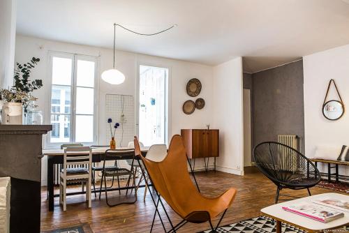 ein Wohnzimmer mit einem Esstisch und Stühlen in der Unterkunft Cheverus in Bordeaux