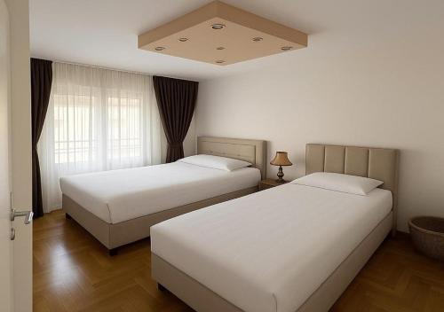two beds in a hotel room with two beds sidx sidx sidx at Casa Verde LLS in Budva