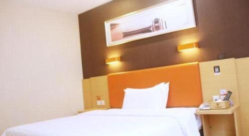a hotel room with a bed and a window at 7 Days Premium·Xiamen Airport Xianglu in Xiamen