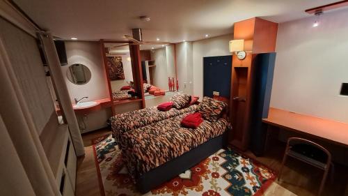BeautyD RED ROOM centrum Gullegemにあるベッド