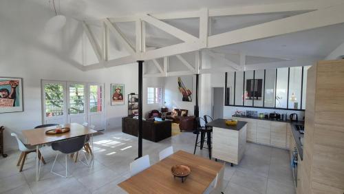 un salon avec une cuisine et une salle à manger dans l'établissement La Canopée, à Saint-Georges-de-Didonne