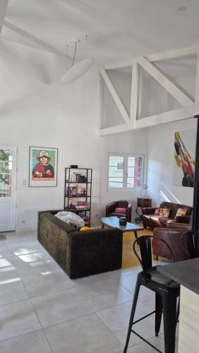 - un salon avec un canapé et des chaises dans l'établissement La Canopée, à Saint-Georges-de-Didonne