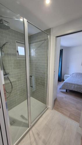 - une douche en verre dans une chambre dans l'établissement La Canopée, à Saint-Georges-de-Didonne