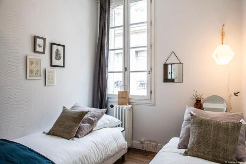 - une chambre avec un lit, une fenêtre et un radiateur dans l'établissement Cheverus, à Bordeaux