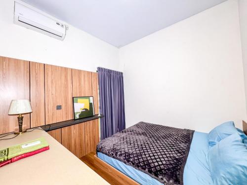Postel nebo postele na pokoji v ubytování Sewon Regency Homestay Jogja