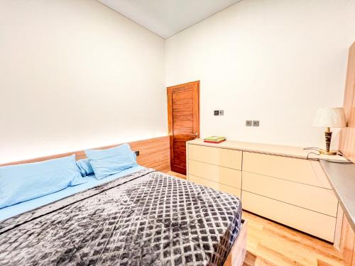 Postel nebo postele na pokoji v ubytování Sewon Regency Homestay Jogja