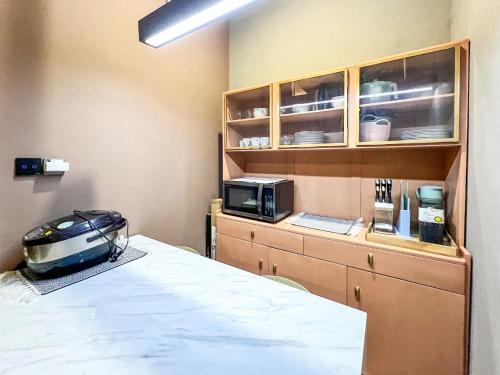Postel nebo postele na pokoji v ubytování Sewon Regency Homestay Jogja