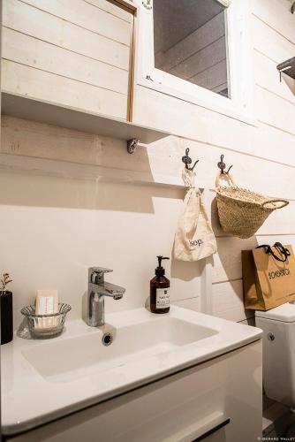 un lavabo blanc dans une salle de bain avec un miroir dans l'établissement Cheverus, à Bordeaux