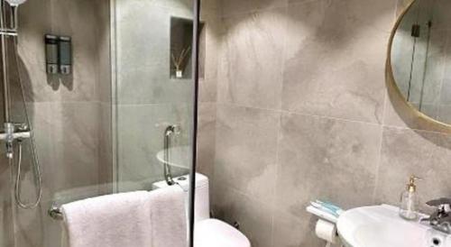 Koupelna v ubytování Mika Hotel