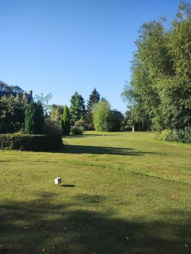 un objet blanc assis au milieu d'un champ dans l'établissement Gite du putting-golf, à Saint-Sylvestre-Cappel