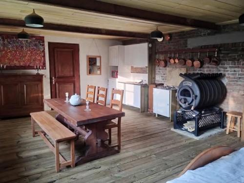 - une cuisine avec une table en bois et une cuisinière dans l'établissement Gite du putting-golf, à Saint-Sylvestre-Cappel