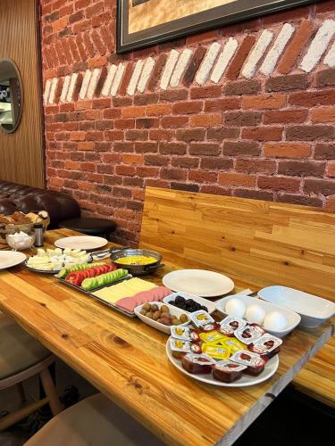 イスタンブールにあるIstanbul Taksim Istiklal Street CasaVilla Hotelのさまざまな種類の食べ物が並んだテーブル