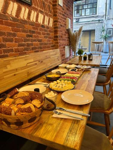 イスタンブールにあるIstanbul Taksim Istiklal Street CasaVilla Hotelの長い木製テーブル