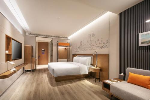 Una cama o camas en una habitación de UrCove by Hyatt Foshan Downtown