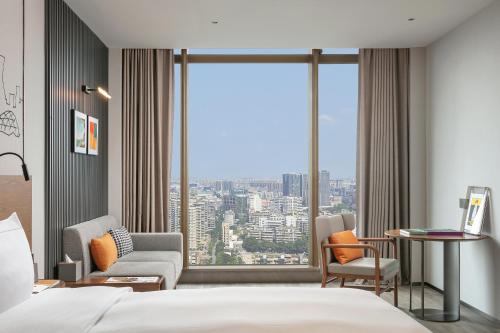 Postel nebo postele na pokoji v ubytování UrCove by Hyatt Foshan Downtown