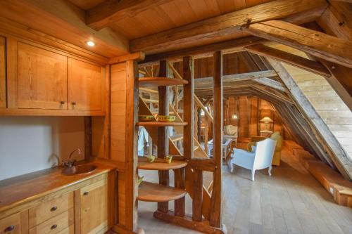 a kitchen and dining room in a log cabin at Domaine d'Essendiéras in Saint-Médard-dʼExcideuil