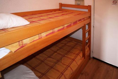 - deux lits superposés dans une chambre dans l'établissement Résidence Le Cairn - Studio pour 4 personnes COEUR DE STATION MAE-2944, aux Orres