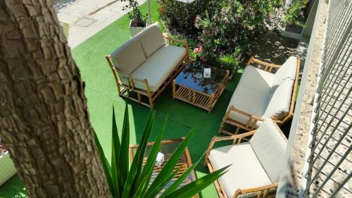 an overhead view of a patio with chairs and a pool at Hotel Capri in Grado