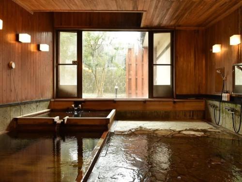 un ampio bagno con lavandino e ampia finestra di 貸切宿さうなす a Nasushiobara