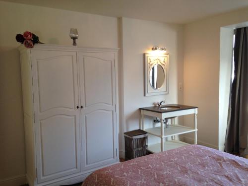 Un dormitorio con un armario blanco y una mesa. en Villa Dageraad, en De Panne