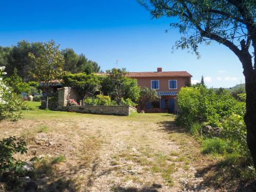 - une vue sur la maison depuis le jardin dans l'établissement Les Escouradières dans le Var, au Beausset