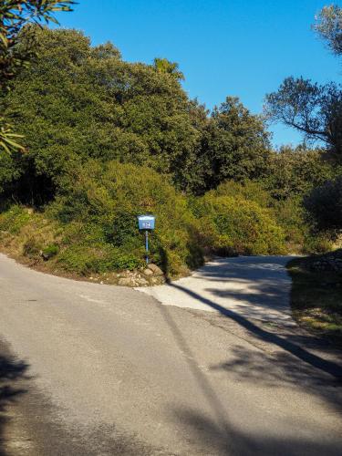 un panneau de rue sur le bord d'une route dans l'établissement Les Escouradières dans le Var, au Beausset