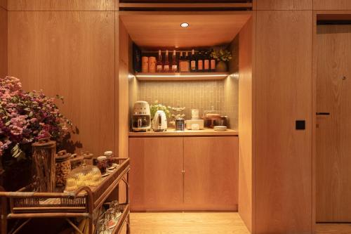 una cucina con dispensa e uno scaffale con le bottiglie di Vandoma Serviced Apartments a Porto