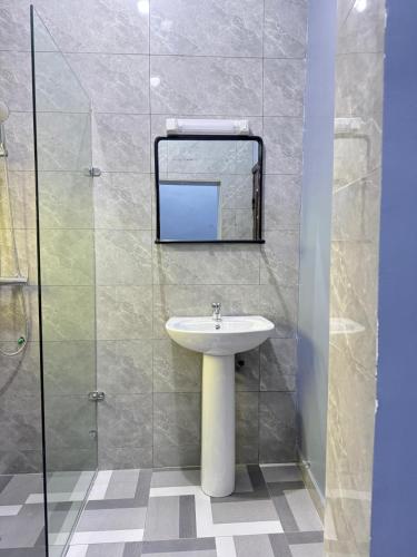 a bathroom with a sink and a mirror at RESIDENCE MH SERVICES Cotonou in Cotonou