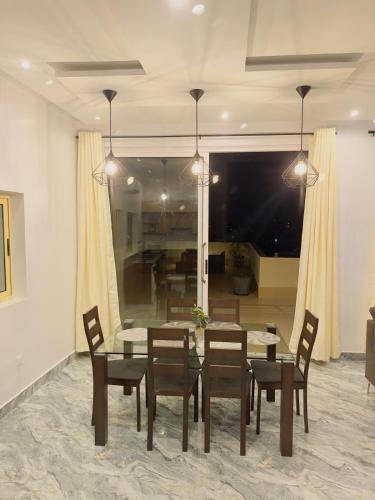 a dining room with a table and chairs at RESIDENCE MH SERVICES Cotonou in Cotonou