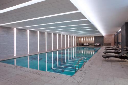 Kolam renang di atau dekat dengan Shanghai Marriott Hotel Pudong East - Only a 30 minute drive from Disney