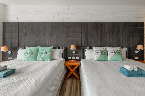 two beds sitting next to each other in a bedroom at 白水木民宿 in Eluan