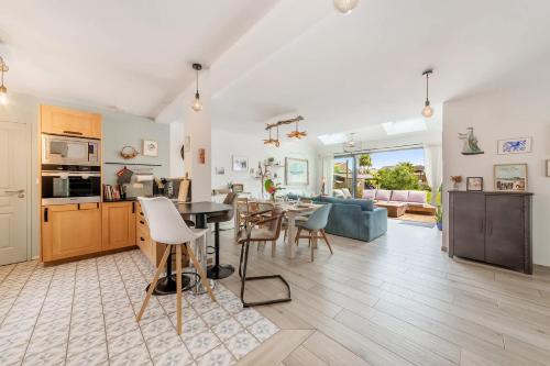 Kuchyň nebo kuchyňský kout v ubytování DORIS beautiful 4-bedroom house with garden