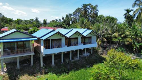 una vista aérea de una casa con techo azul en Green soul guest house only book trekking with us, en Bukit Lawang